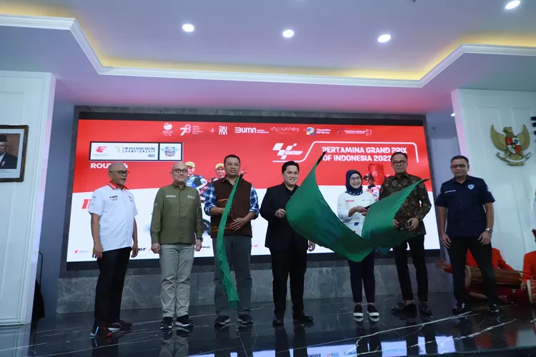 Penyerahan simbolis kerja sama PT Pertamina (Persero) dengan PT Pengembangan Pariwisata Indonesia (ITDC), di  Kementerian BUMN, Jakarta dalam rangka gelaran MotoGP di Mandalika 2023 (foto Humas Pertamina)