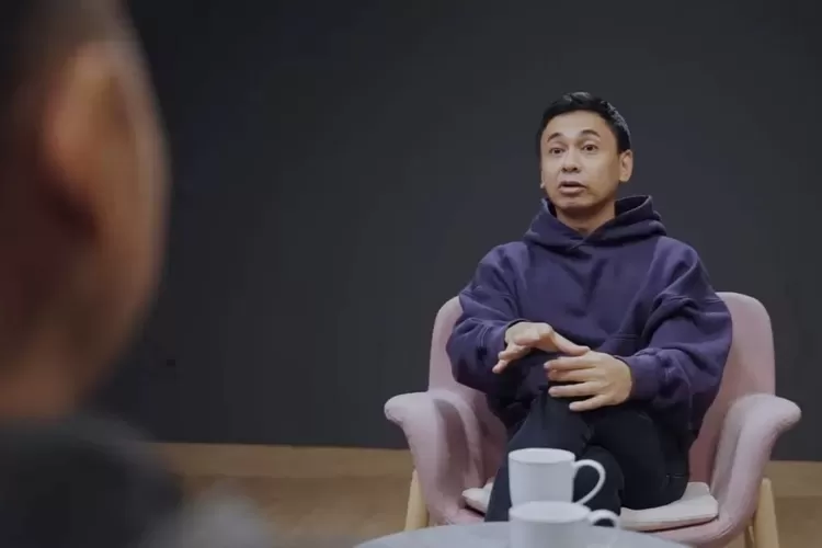 Sosok SimpleMan (membelakangi kamera) dalam akun YouTube Raditya Dika.  (Sumber: Tangkapan Layar YouTube Raditya Dika)