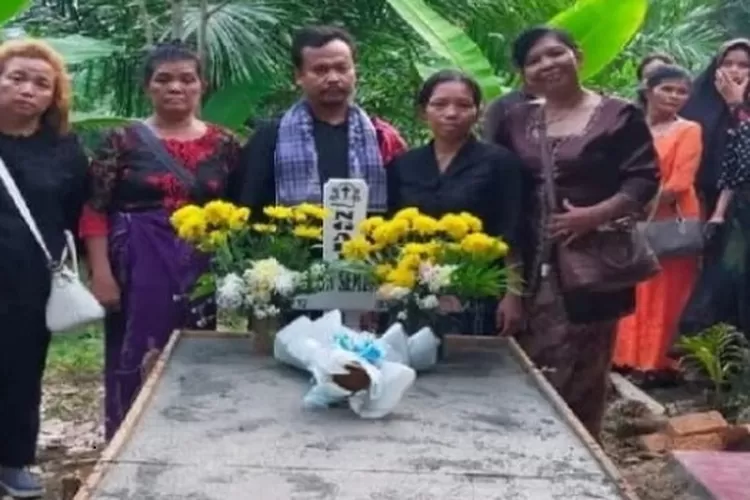 Makam korban diduga digigit anjing rabies (Realitasonline.id/zul)