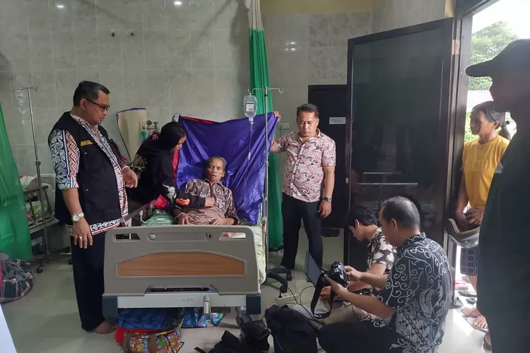 Warga yang Sakit Langsung Dibuatkan KTP, Respon Cepat Disdukcapil Luwu Utara (Dok. LHR)