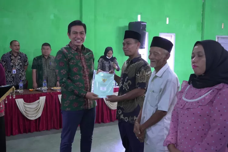 Serahkan Sertifikat Tanah Program PTSL, MFA Sebut Sertifikat Dapat Dijadikan Modal Usaha (Dok. Annuza)