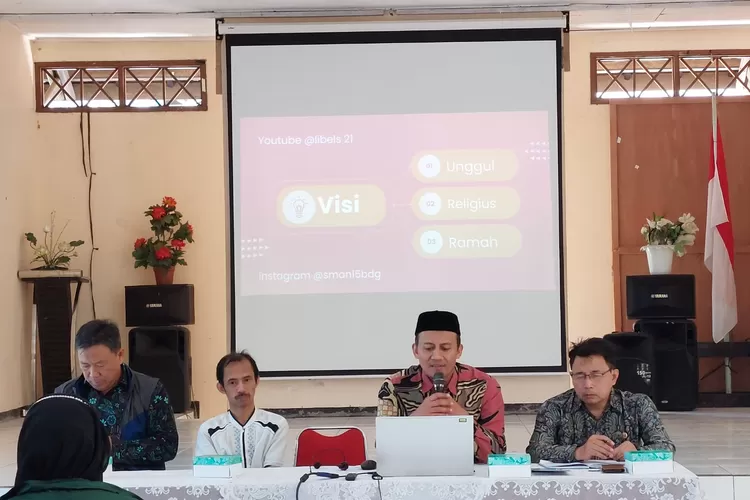 Dr. Toto Suharya, S.Pd., M.Pd. Memberi Penjelasan Tentang Perlunya Refleksi Diri. Bangsa Indoneresia Nasibnya Ditentukan Oleh Apa Yang Terjadi Di dalam Kelas Setiap Hari (GoraJuara.com/dok AKSI)