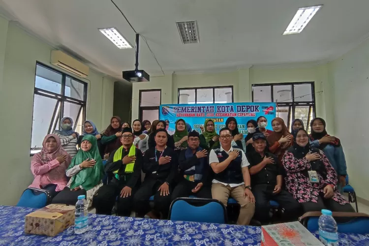Stakeholder Kelurahan Ratujaya mendapatkan penyuluhan pencegahan Human Immunodeficiency Virus (HIV) di aula Kelurahan Ratujaya, Kecamatan Cipayung pada Kamis (13/7)