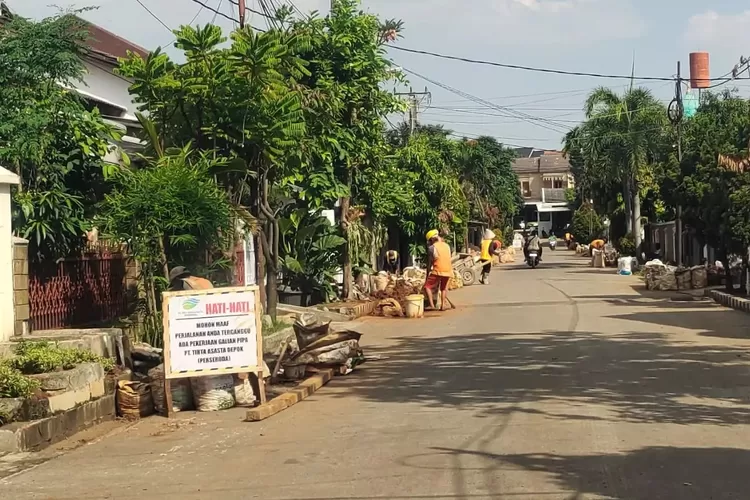 Proses pekerjaan revitalisasi pipa PT Tirta Asasta di wilayah Pondok Duta 1 dan 2 Kelurahan Tugu Kecamatan Cimanggis.