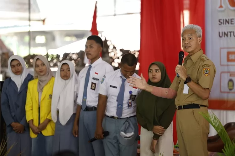 Gubernur Jateng Ganjar Pranowo menonaktifkan kepala SMK di Rembang tang terlibat kasus pungli.  (Humas Jateng)