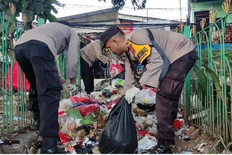 Polsek Sukmajaya dan stakeholder Sukmajaya melaksanakan giat kerja bakti lingkungan di Jalan Proklamasi, Kelurahan Abadijaya Kecamatan Sukmajaya.  