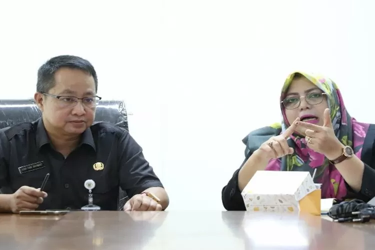 Kepala DPPKB Firzawati (kanan) dan Kepala Diskominfosantik Kab Bekasi Yan Yan Alhmad Kurnia (kiri) 