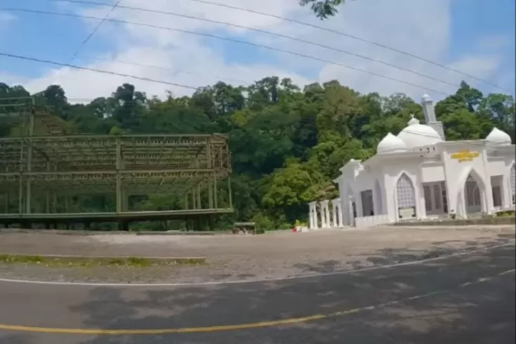 Potret Masjid di wisata Air Terjun Lembah Anai (Tangkapan Layar Kanal Youtube Gumilang Jalan Jalan )