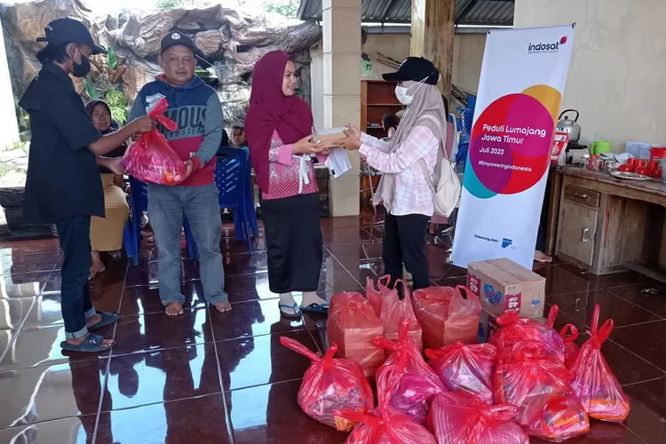 Tim Indosat Ooredoo Hutchison saat menyalurkan bantuan untuk warga terdampak banjir lahar dingin Gunung Semeru