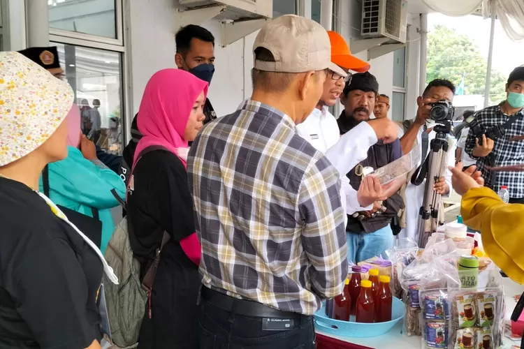 UMKM Depok sedang melaksanakan  bazaar. 