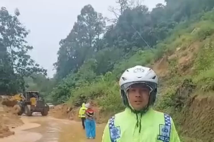 Proses pembersihan material longsor di salah satu ruas jalan di Kabupaten Pesisir Selatan (Tangkapan layar facebook)