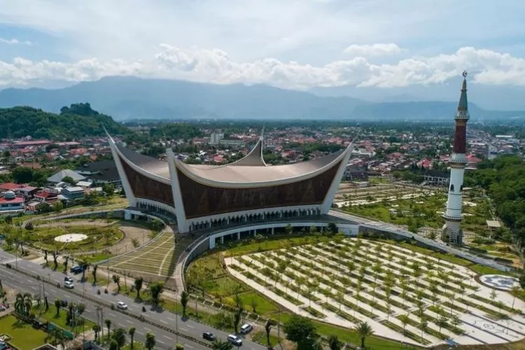 Masjid Raya Sumatera Barat  (Instagram arizwokey &bull;)