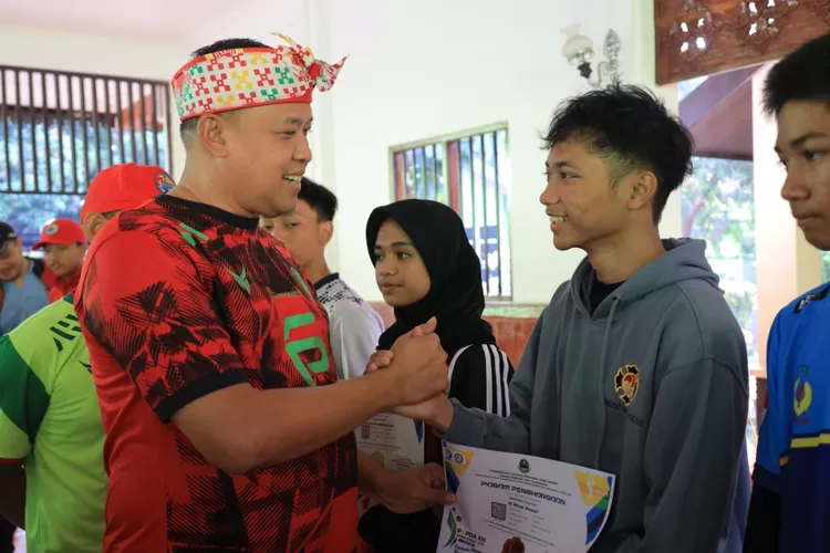 Plt Wali Kota Bekasi Tri Adhianto beri apresiasi atlet yang dulang medali pada POPDA Jabar 2023. (Pemkot Bekasi)