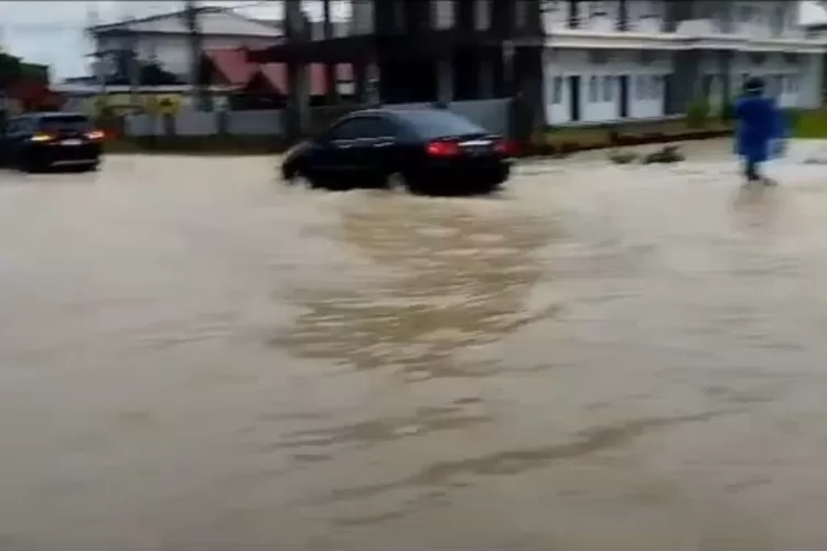 Tangkapan layar banjir yang terjadi di Pariaman (Instagram @pariamanterkini)
