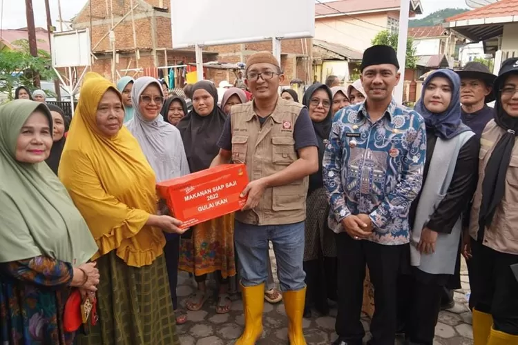 Wako Hendri Septa serahkan bantuan untuk korban banjir di Kota Padang, Jumat 14 Juli 2023. (Prokopim Pdg)