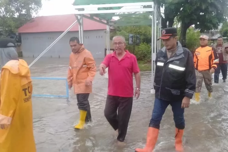 Wawako Ekos Albar meninjau kondisi banjir Kota Padang. (Prokopim Pdg)