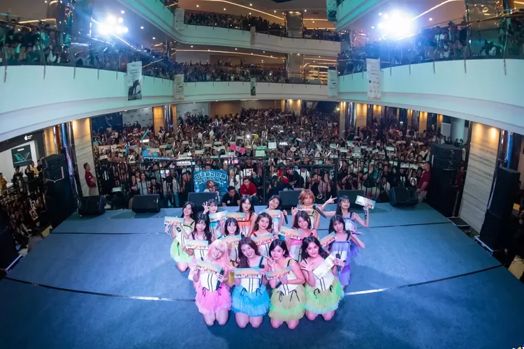 JKT48 saat menggelar JKT48 Summer Tour di Mal Tentrem Semarang, Selasa (11/7/2023).  (Sumber: Twitter JKT48)