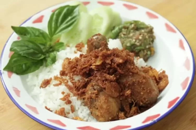 Enak dan Gurih! Resep Ayam Goreng Serundeng Bawang Ala Chef Devina Hermawan, Wajib Banget Dicoba