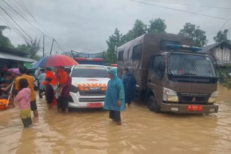 Evakuasi korban banjir bandang di Jalan Maransi, Kota Padang. (Instagram/@pusdalopskotapadang)