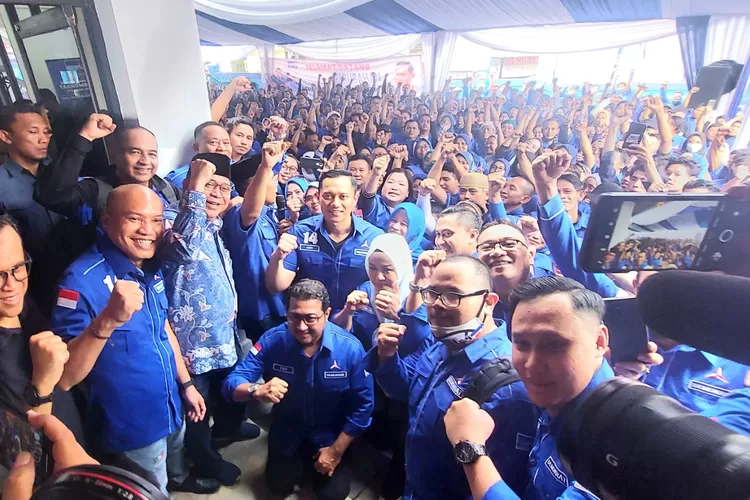 Ketua Umum  DPP Partai  Demokrat AHY di tengah- tengah kader dan simpatisan saat blusukan di  Pasar Minggu, Jakarta Selatan, Jumat (13/7/2023).h 