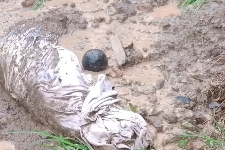 Longsor di Seberang Padang menyebabkan kuburan warga rusak hingga mayat tampak keluar.