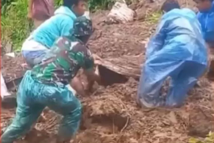 Kuburan longsor yang terjadi di TPU Kelurahan Seberang Padang, Kecamatan Padang Selatan, Provinsi Sumatera Barat.  (Instagram @info_nagarisumbar )