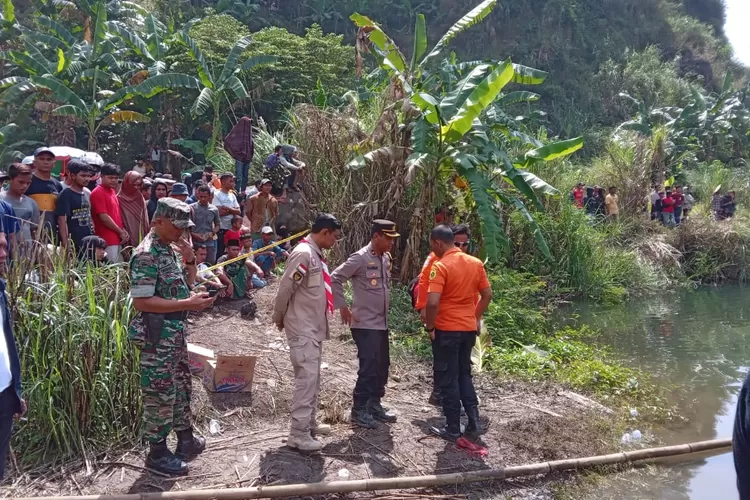 Petugas masih terus melakukan pencarian di sekitar lokasi kejadian.