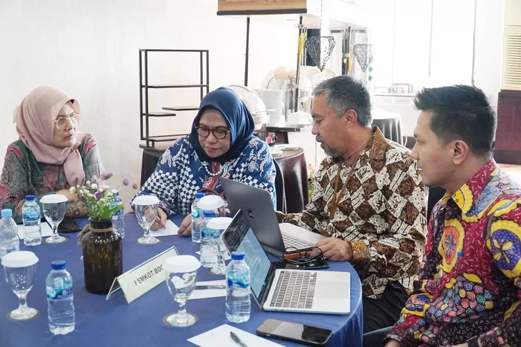 Sekda Kota Bogor, Syarifah Sofiah (kedua kiri) saat rakor.