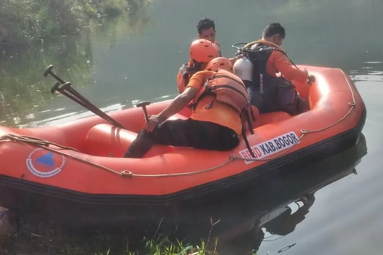 Petugas saat melakukan pencarian korban tenggelam