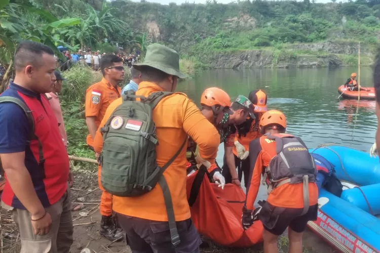 Petugas mengevakuasi korban terakhir dari danau dalam kondisi tewas.