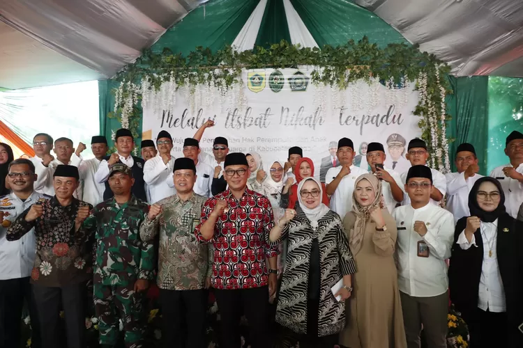 Plt. Bupati Bogor, Iwan Setiawan foto bersama dengan pasangan suami istri yang melakukan isbat nikah. (Diskominfo Kabupaten Bogor)