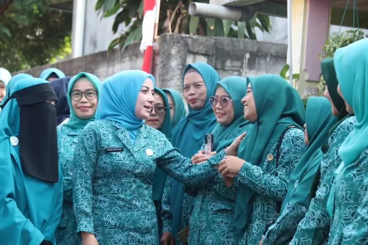 Ketua TP PKK Kabupaten Bogor, Halimatussadiyah Iwan kembali melakukan Monitoring dan Evaluasi (Monev) pelaksanaan dan implementasi 10 Program Kerja Pokok PKK di Desa Karang Asem Timur, Kecamatan Citeureup.. (Diskominfo Kabupaten Bogor)