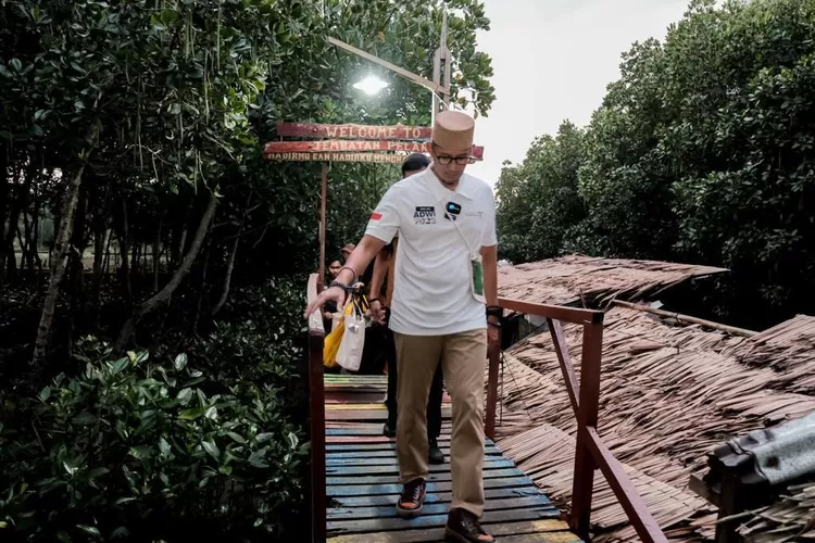 Menparekraf Sandiaga saat berkunjung ke Desa Wisata  Lantebung, (12/7/2023). (Foto: Kemenparekraf.go.id)