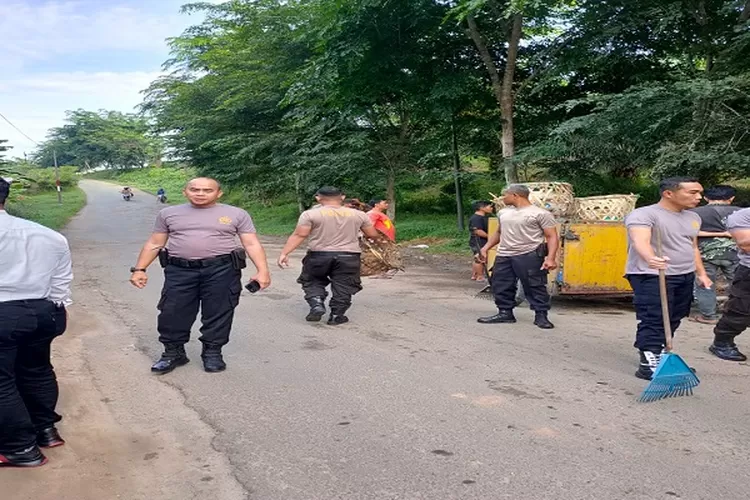 Personil Polres Batubara yang melaksanakan kegiatan kebersihan bersama masyarakat  (Realitasonline.id/H.Guntur Sinaga)
