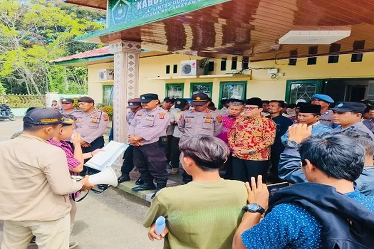 Massa PB PMPK Tabagsel saat menyampaikan tuntutannya di halaman kantor Kemenag Paluta  (Realitasonline.id/ASR)
