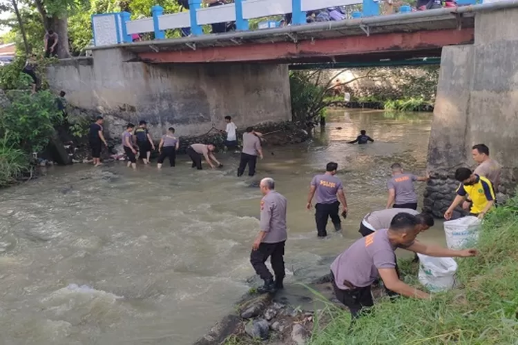 Sejumlah personil Polresta Deli Serdang bersama perangkat kecamatan Lubuk Pakamdan, Mahasiswa STIKES Medistra gotong royong di bawa jembatan Sungai Melinda (Realitasonline.id/zul)