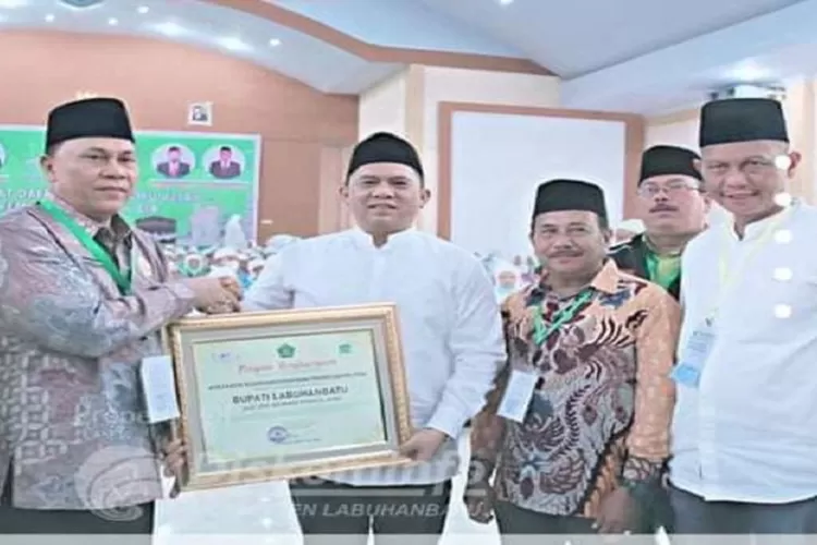 Bupati Labuhanbatu Terima Piagam Penghargaan Dari Kepala Kanwil Kemenag Propinsi Sumut  (Realitasonline.id/RS)