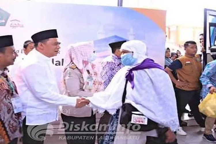 Saat menyambut kepulangan jamaah haji asal Labuhanbatu di Medan (Realitasonline.id/RS)