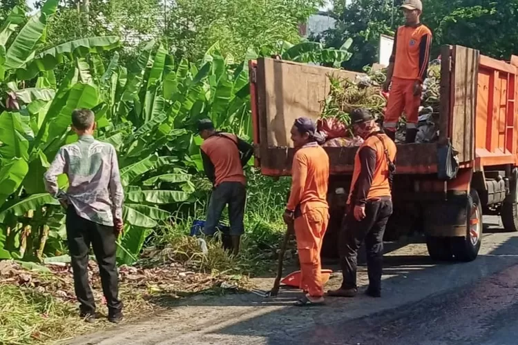 Lurah Jatimulya, Aripudin memantau giat bersih-bersih di sepanjang Jalan Abdul Gani 2, Kelurahan Jatimulya, Kecamatan Cilodong.