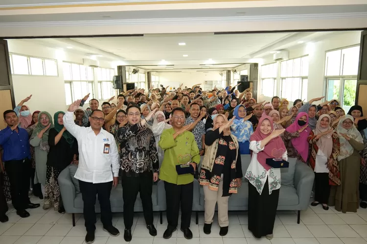 Pelatihan Naik KeLaz dengan konsep Training of Trainer (ToT) kepada guru sekolah menengah kejuruan (SMK) di Cileungsi.