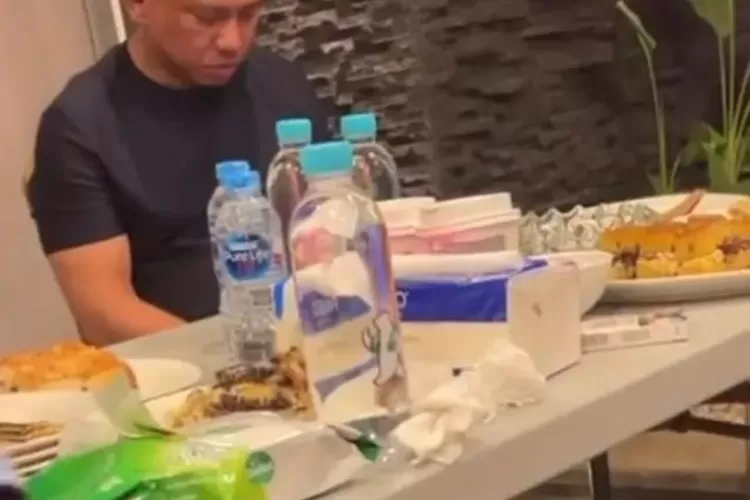 tangkap layar unggahan Instagram @ajudanpribadi yang menunjukkan foto Ferdy Sambo di dalam rumah, tidak di tahan