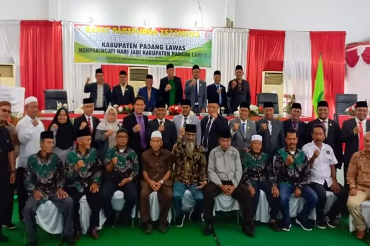 Foto bersama DPRD, Pemkab, Forkopimda Padang Lawas beserta para tokoh pemekaran usai Rapat Paripurna istimewa hari jadi ke-16 Kabupaten Padanglawas  (Realitasonline.id/SS)
