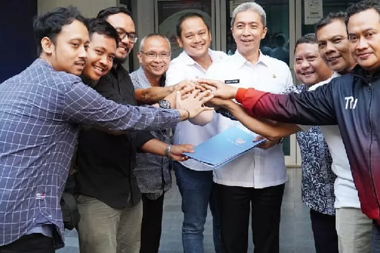 Sekretaris Daerah (Sekda) Kota Bogor, Syarifah Sofiah, secara simbolis menerima corporate social responsibility (CSR) dari PT Adira Syariah (Febri Daniel Manalu)