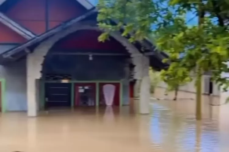 Potret banjir di Padang (Instagram @info.minang)