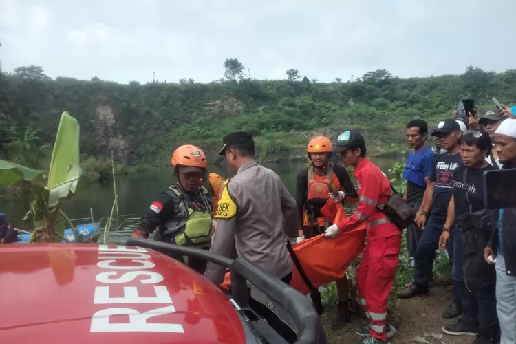 Petugas mengevakuasi korban yang tenggelam di danau, Cigudeg