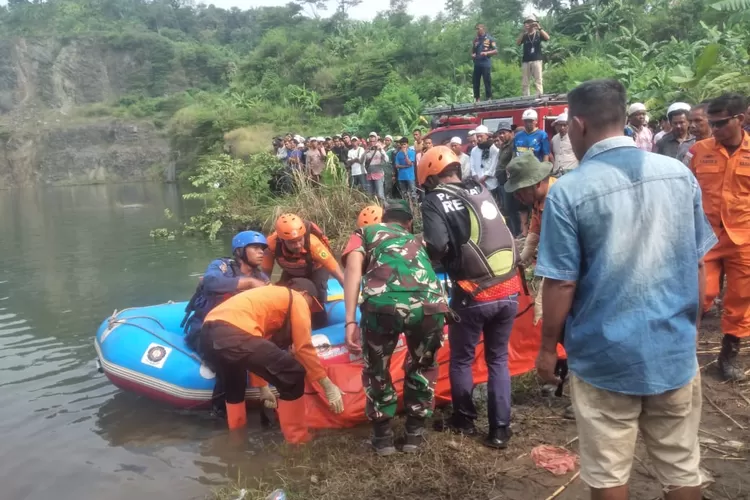 Petugas gabungan mengevakuasi korban kedua yang tenggelam di danau