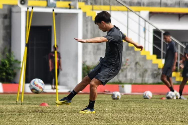 Taisei Marukawa saat berlatih bersama PSIS Semarang. Marukawa tak sabar bertemu Persebaya Surabaya. (Ayosemarang.com/ Audrian Firhannusa)