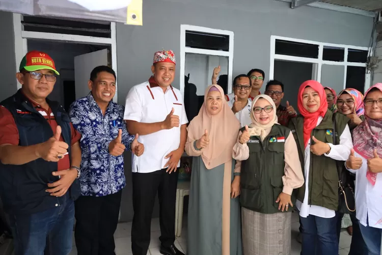 Plt Wali Kota Bekasi Tri Adhianto memberikan bantuan Rutilahu (Pemkot Bekasi)