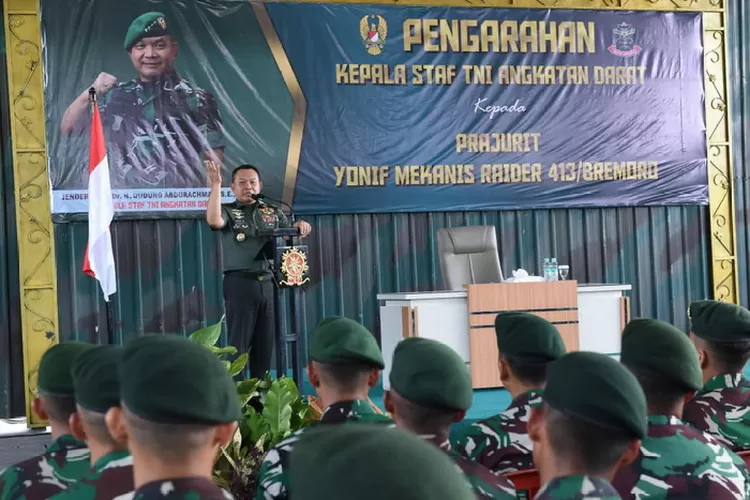 Kasad Jenderal TNI Dr. Dudung Abdurachman, saat memberikan pengarahan kepada Prajurit Yonif Mekanis Raider 413/Bremoro yang akan bertugas  sebagai Pasukan Penjaga Perdamaian PBB. Foto: Dispenad