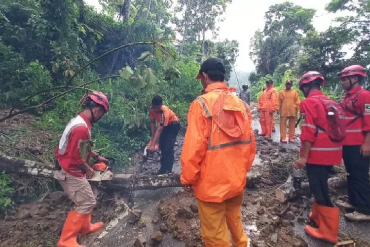 Tebing di Tepi Jalan Lubuk Basung-Bukittinggi Tertutup Longsor, Akses Jalan Masih Buka Tutup (amcnews.co.id)
